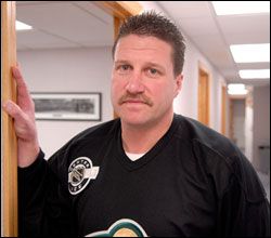 City Pages lsa Kroll annig: Kroll wears a Minnesota Wild jersey, sports a neatly trimmed mustache, and has the kind of build that that wouldn't be out of place on an NHL rink. Semsagt: tpsk Minneapolis lgga